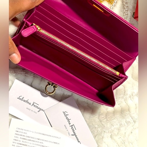 Salvatore Ferragamo long Bi-fold Wallet - Picture 4 of 16